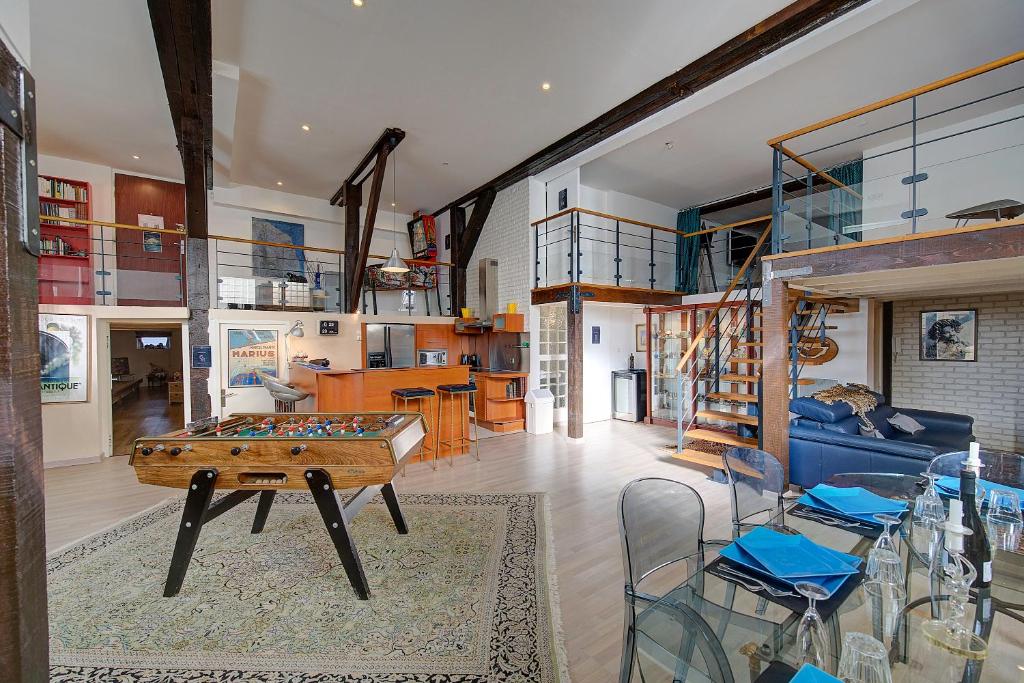 une chambre avec une table de ping-pong dans l'établissement Loft atypique avec bowling pour 12 voyageurs, cabinet des curiosités, à La Riche