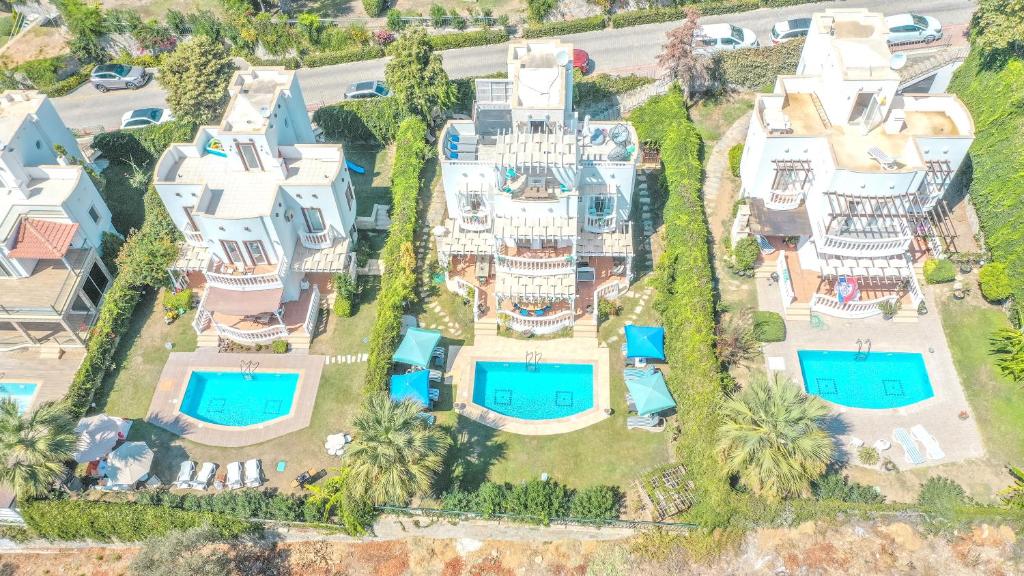 een luchtzicht op een herenhuis met zwembaden bij Vintage Villa in Bodrum City
