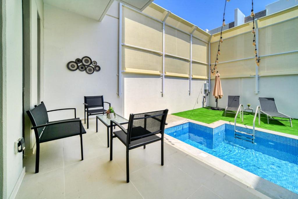 Bazén v ubytování Stunning Private Pool 4 Bedroom House - Damac Hills 2 Dubai Land nebo v jeho okolí