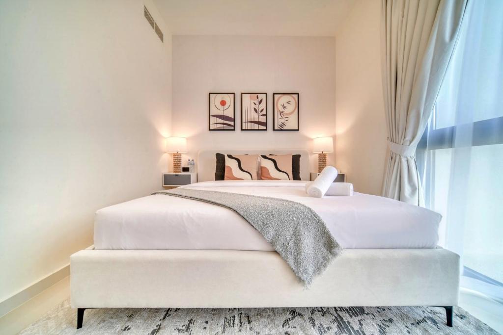 Postel nebo postele na pokoji v ubytování Stunning Private Pool 4 Bedroom House - Damac Hills 2 Dubai Land