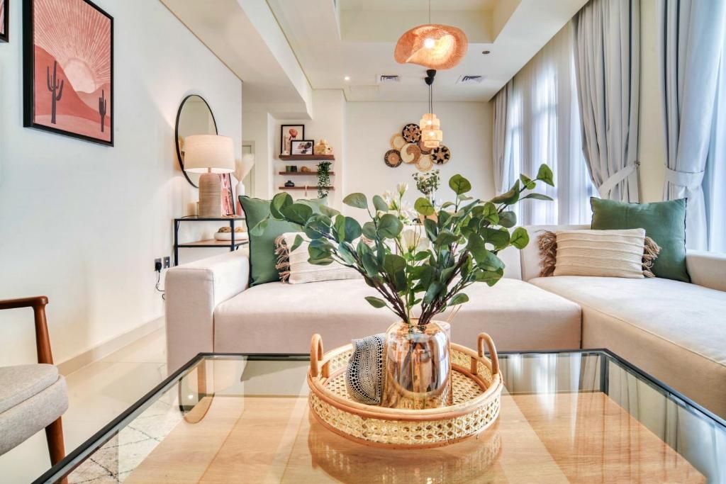Posezení v ubytování Stunning Private Pool 4 Bedroom House - Damac Hills 2 Dubai Land