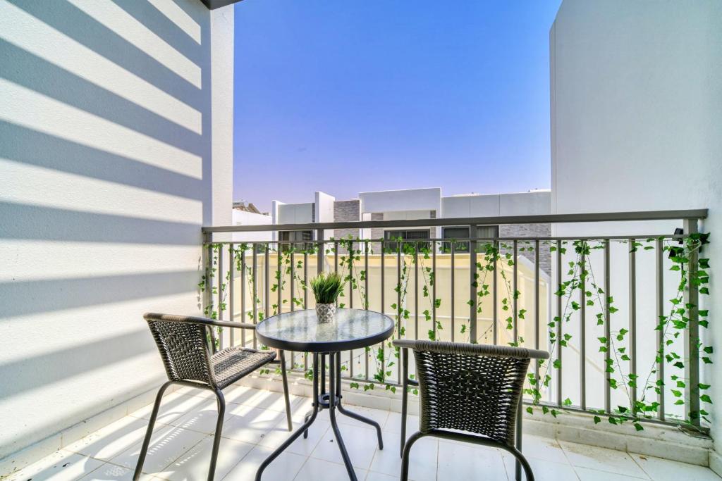 Balkón nebo terasa v ubytování Stunning Private Pool 4 Bedroom House - Damac Hills 2 Dubai Land