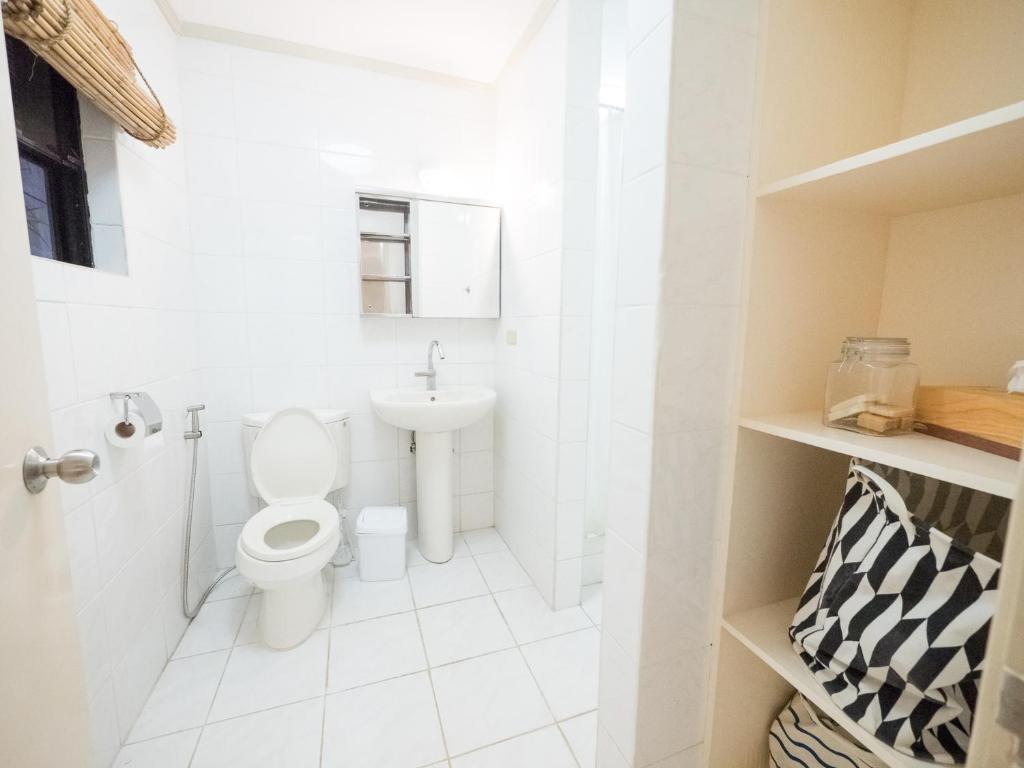 Koupelna v ubytování HILLSIDE Nest Townhouse in Subic Bay with Self-Serve Breakfast- Full AC, Pet Friendly, Monkeys!