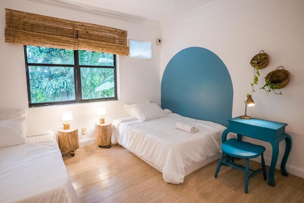 Postel nebo postele na pokoji v ubytování HILLSIDE Nest Townhouse in Subic Bay with Self-Serve Breakfast- Full AC, Pet Friendly, Monkeys!