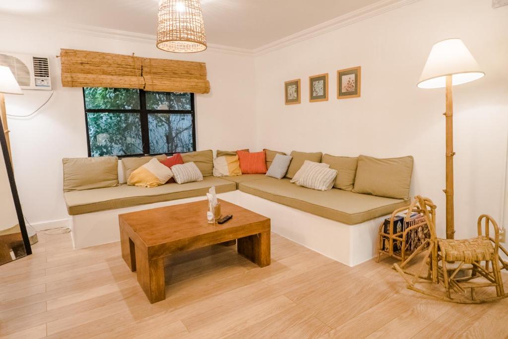 Posezení v ubytování HILLSIDE Nest Townhouse in Subic Bay with Self-Serve Breakfast- Full AC, Pet Friendly, Monkeys!