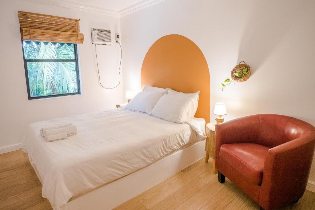 Postel nebo postele na pokoji v ubytování HILLSIDE Nest Townhouse in Subic Bay with Self-Serve Breakfast- Full AC, Pet Friendly, Monkeys!