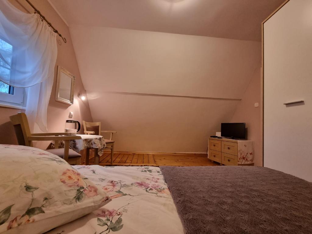 Willa Marta - pokoje gościnne z parkingiem, aneksem kuchennym, grillem i paleniskiem, piękny widok na Karkonosze, blisko szlaków - Doppelzimmer Mit Gemeinschaftsbad