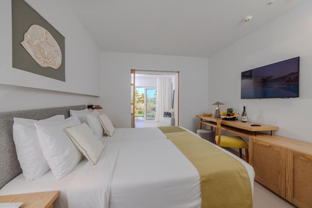 Postel nebo postele na pokoji v ubytování Anissa Beach Hotel