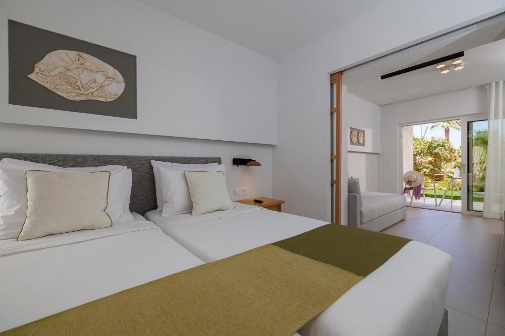 Postel nebo postele na pokoji v ubytování Anissa Beach Hotel