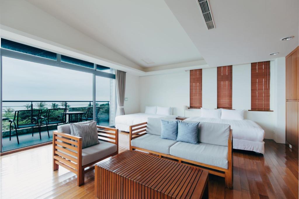 a bedroom with a bed and a couch at Adagio Shihtiping in Fengbin