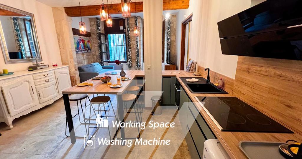- une cuisine avec îlot central et comptoir dans l'établissement Hypercenter - WiFi - Loft with character !, à Avignon