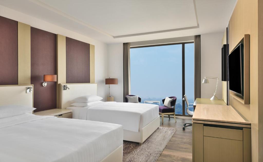 Postel nebo postele na pokoji v ubytování Courtyard by Marriott Siliguri