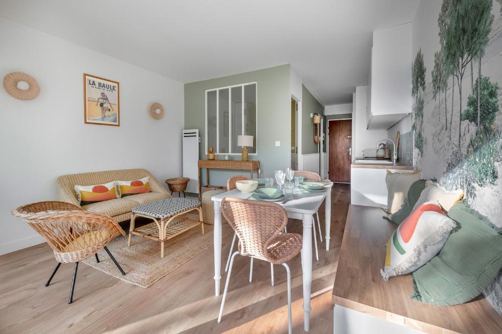 une cuisine et un salon avec une table et des chaises dans l'établissement À 220m de la plage, appart avec terrasse pour 3, à La Baule