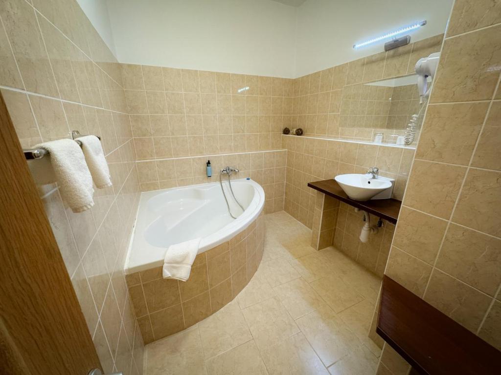 Koupelna v ubytování Hotel Modena