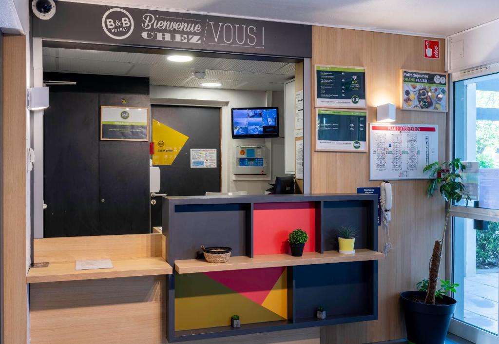 TV a/nebo společenská místnost v ubytování B&B HOTEL Amiens