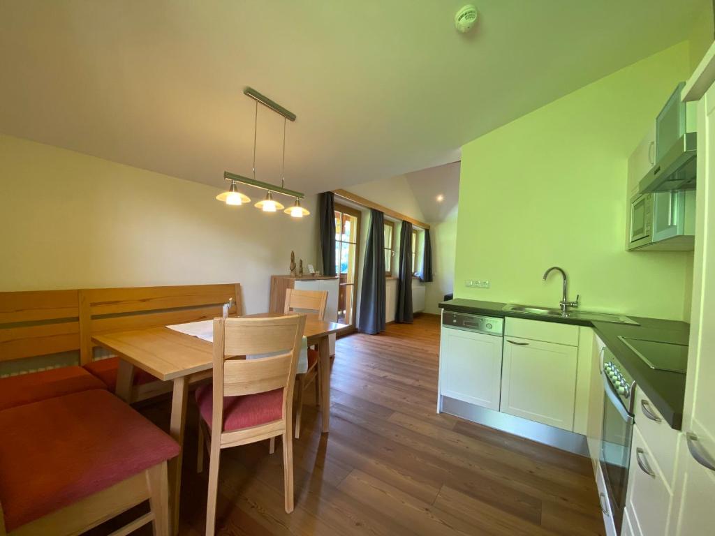 Kuchyň nebo kuchyňský kout v ubytování Berghotel Alpenklang
