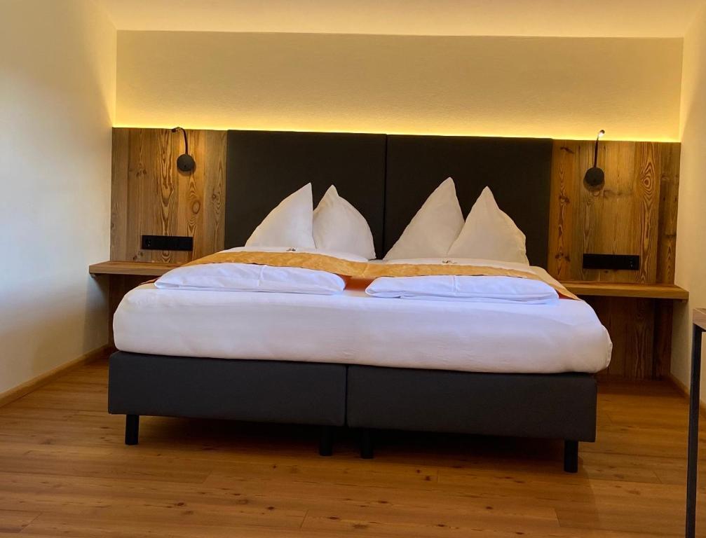 Postel nebo postele na pokoji v ubytování Berghotel Alpenklang