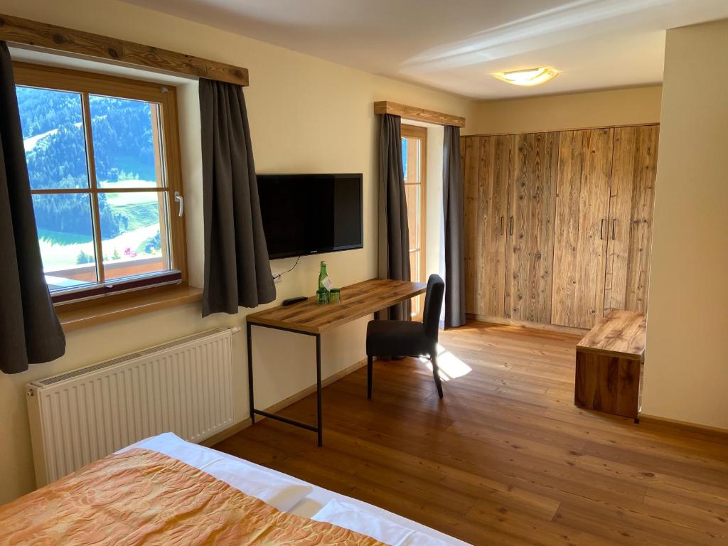 TV a/nebo společenská místnost v ubytování Berghotel Alpenklang