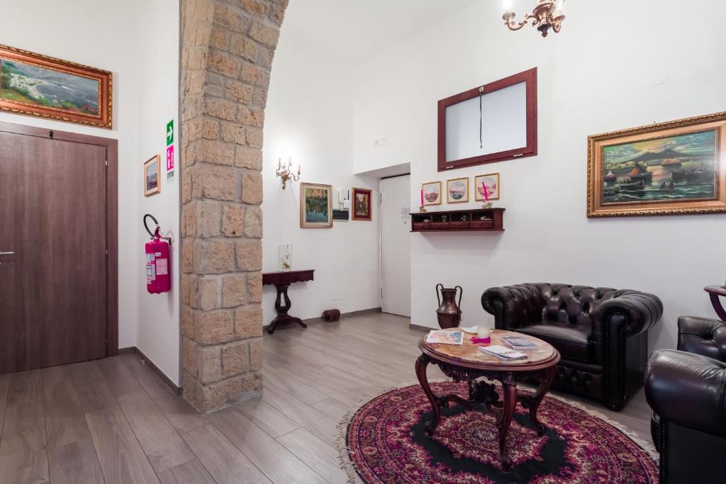 una sala de estar con un sofá y una mesa en il Sogno di Partenope By Rosa Loporchio, en Nápoles