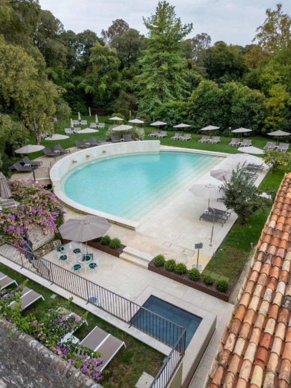 widok z góry na basen z parasolami w obiekcie Rambaldi Apartments Casa nr 5 w mieście Bardolino