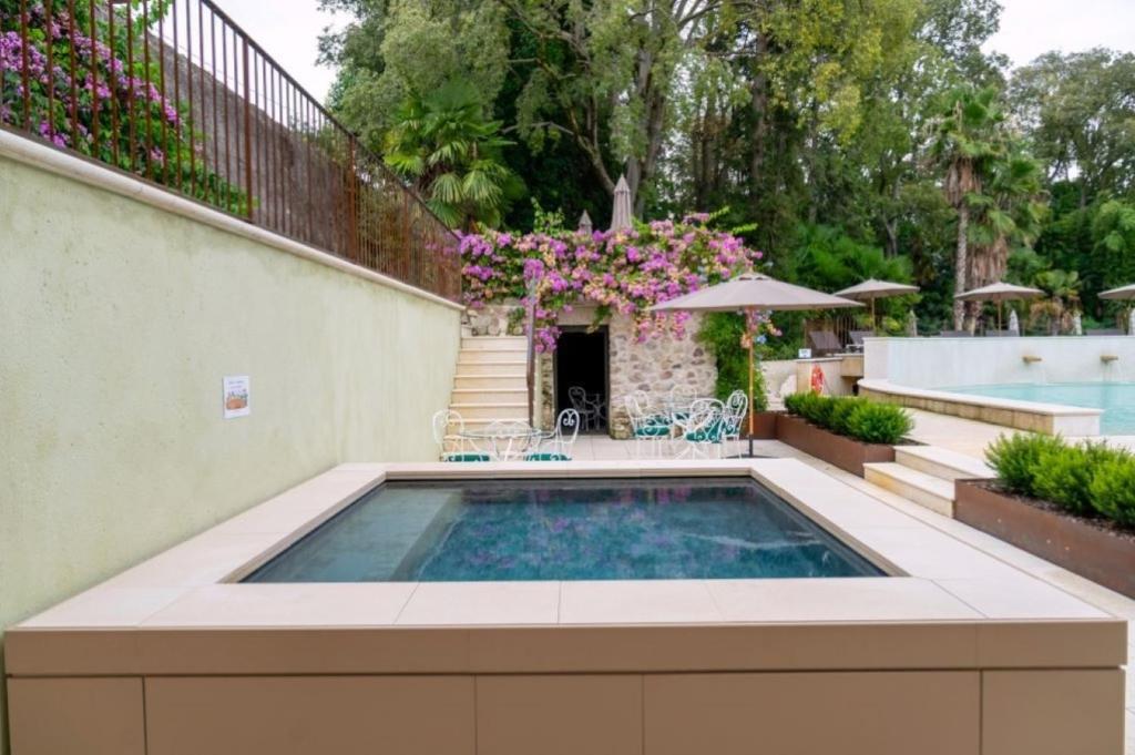 Basen w obiekcie Rambaldi Apartments Casa nr 5 lub w pobliżu