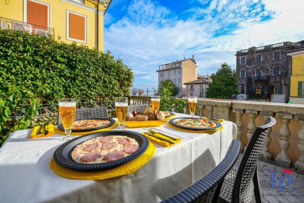 Fotografia z galérie ubytovania DesenzanoLoft Official Partner MARRIOTT Homes & Villas - Let It Be A Dream - Renovation 2025 Lake View v destinácii Desenzano del Garda