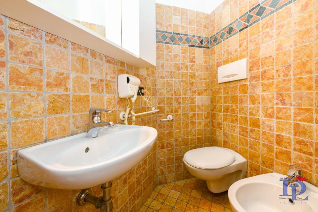Kúpeľňa v ubytovaní DesenzanoLoft Official Partner MARRIOTT Homes & Villas - Let It Be A Dream - Renovation 2025 Lake View