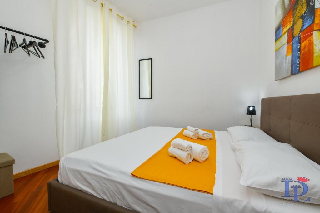 Posteľ alebo postele v izbe v ubytovaní DesenzanoLoft Official Partner MARRIOTT Homes & Villas - Let It Be A Dream - Renovation 2025 Lake View