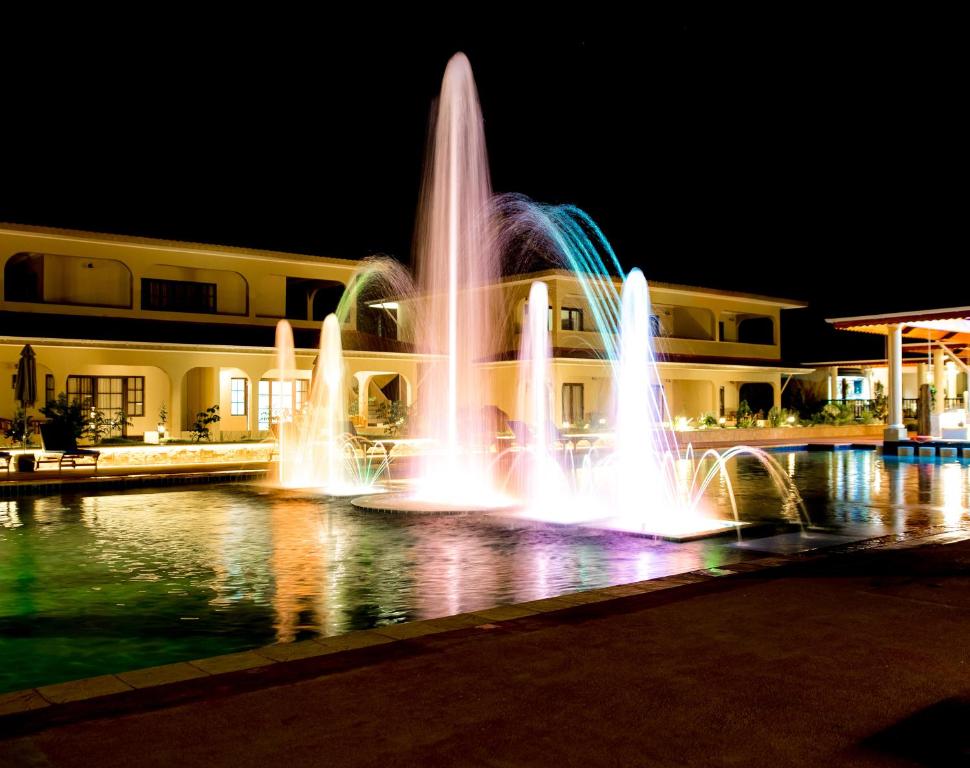 Бассейн в Oasis Hotel Restaurant & Spa или поблизости