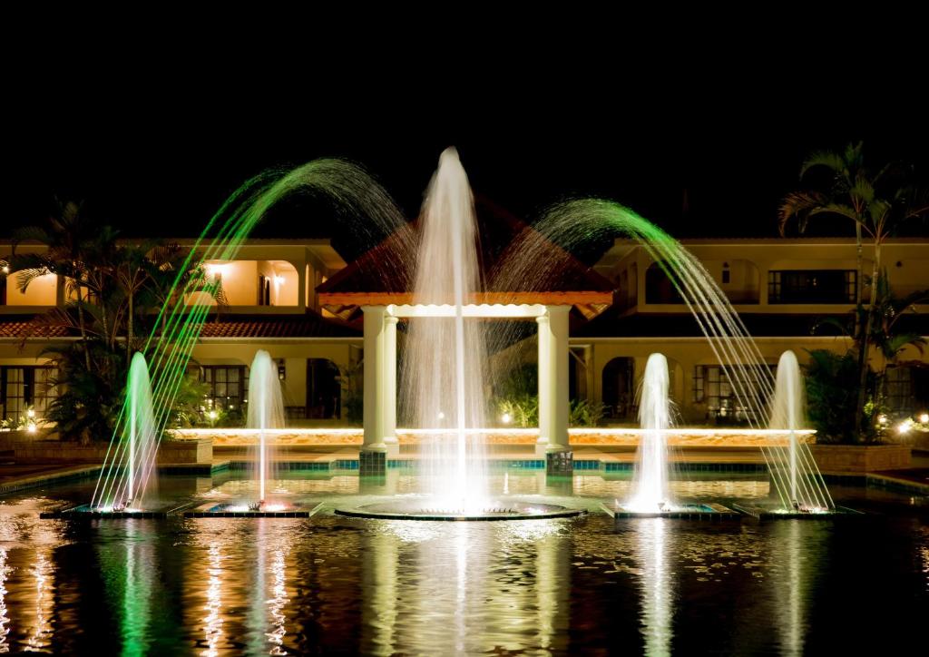 Бассейн в Oasis Hotel Restaurant & Spa или поблизости