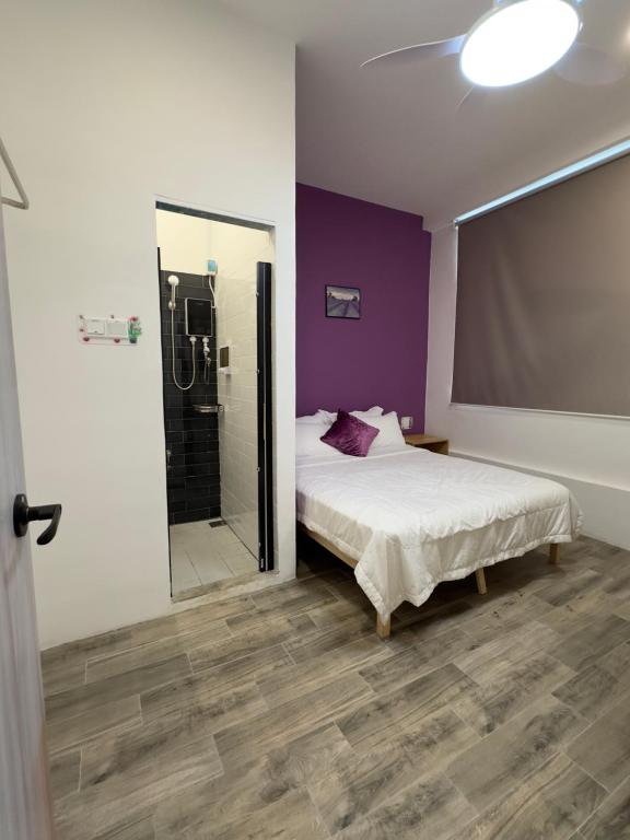 Ένα ή περισσότερα κρεβάτια σε δωμάτιο στο Lavender Theme Walk Up Apartment Matang