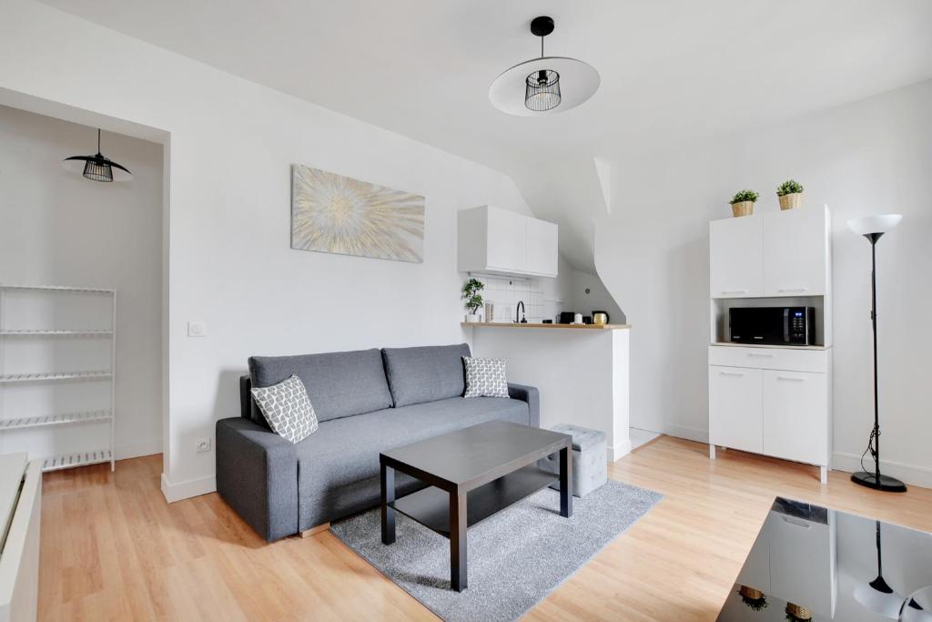 un salon avec un canapé et une table dans l'établissement Super Lilas cosy, aux Lilas