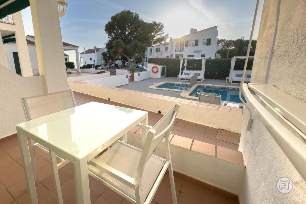 Bazén v ubytování Apartamentos Annabel's II nebo v jeho okolí