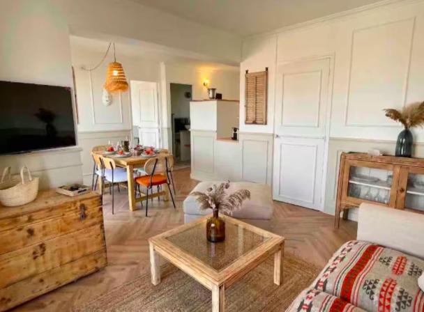 un salon avec un canapé et une table dans l'établissement le petit George, T3 terrasse et front de mer classé 3 étoiles, à Palavas-les-Flots