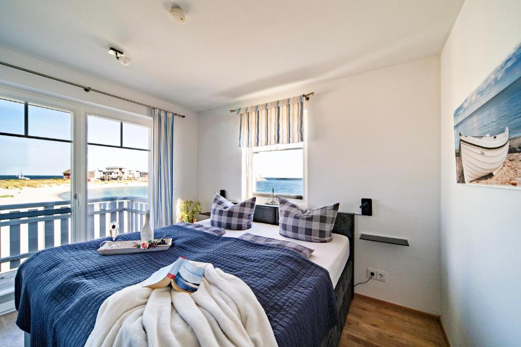 Postel nebo postele na pokoji v ubytování Ferienhaus Strand Hus by Seeblick Ferien ORO, Bestlage am Strand,Sauna,Kamin