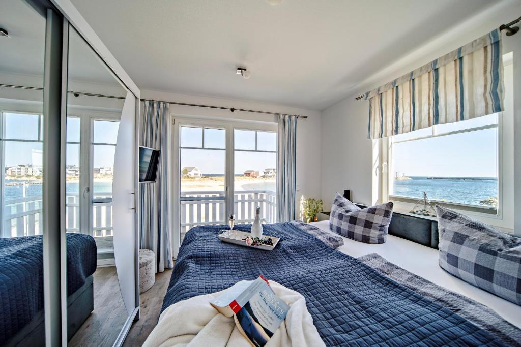 Postel nebo postele na pokoji v ubytování Ferienhaus Strand Hus by Seeblick Ferien ORO, Bestlage am Strand,Sauna,Kamin