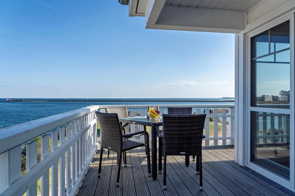 Balkón nebo terasa v ubytování Ferienhaus Strand Hus by Seeblick Ferien ORO, Bestlage am Strand,Sauna,Kamin