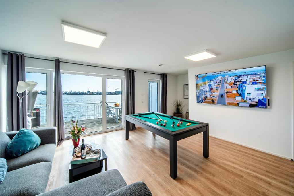 TV a/nebo společenská místnost v ubytování Schleivilla Hafenmeister by Seeblick Ferien ORO, Wasserbett, Billardtisch,Kamin,Sauna