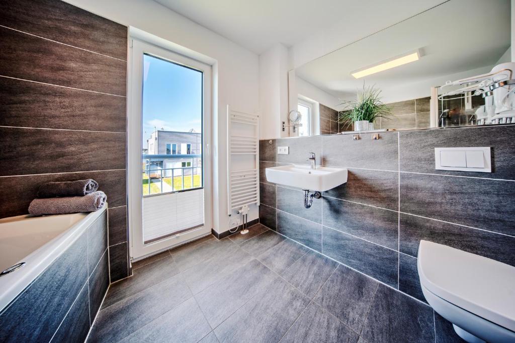 Koupelna v ubytování Schleivilla Hafenmeister by Seeblick Ferien ORO, Wasserbett, Billardtisch,Kamin,Sauna