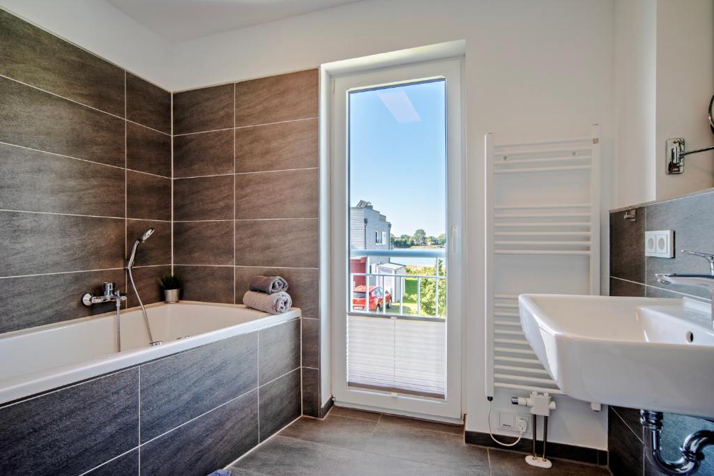 Fotografie z fotogalerie ubytování Schleivilla Hafenmeister by Seeblick Ferien ORO, Wasserbett, Billardtisch,Kamin,Sauna v destinaci Olpenitz