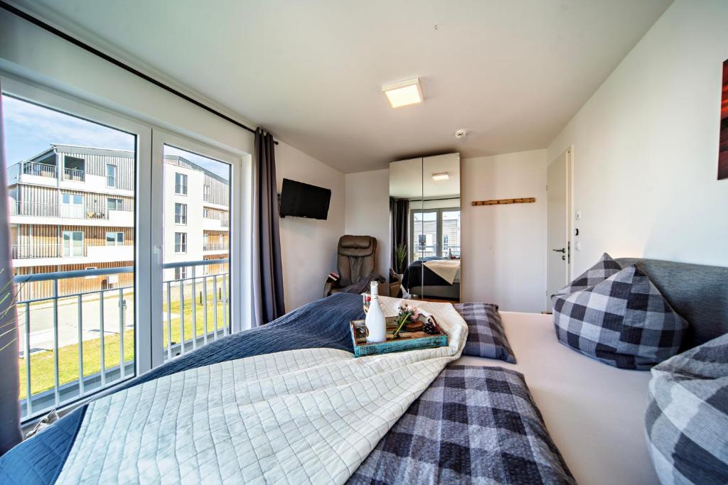 Postel nebo postele na pokoji v ubytování Schleivilla Hafenmeister by Seeblick Ferien ORO, Wasserbett, Billardtisch,Kamin,Sauna