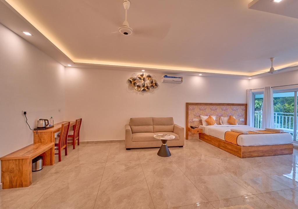 Postel nebo postele na pokoji v ubytování Ice Mist Pool Resort Munnar By VOYE HOMES