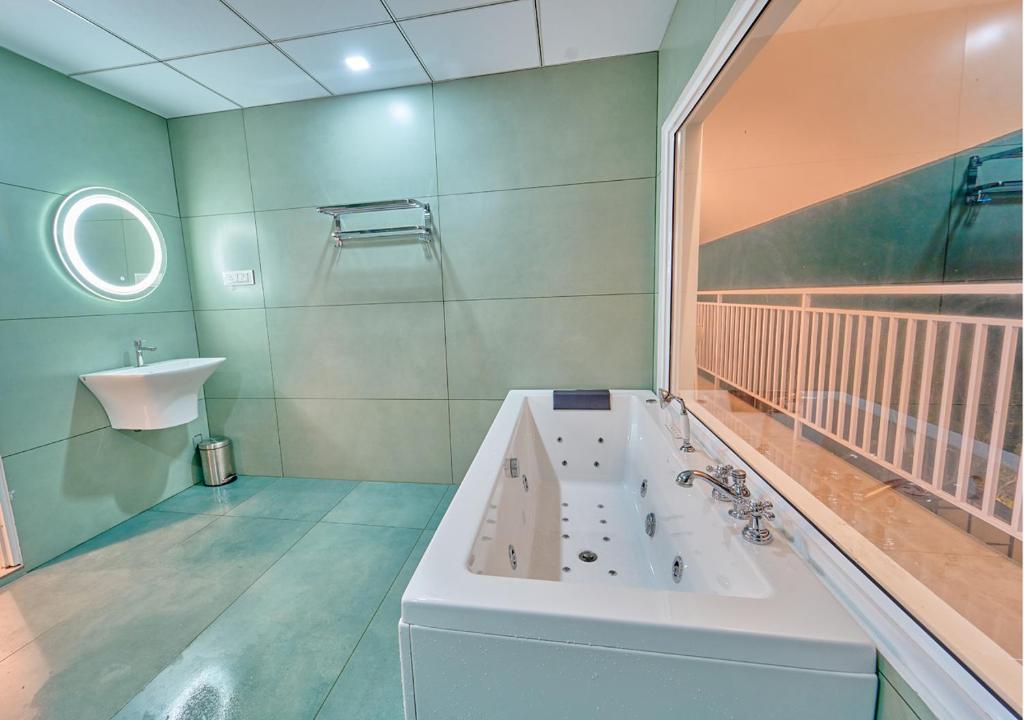 Koupelna v ubytování Ice Mist Pool Resort Munnar By VOYE HOMES