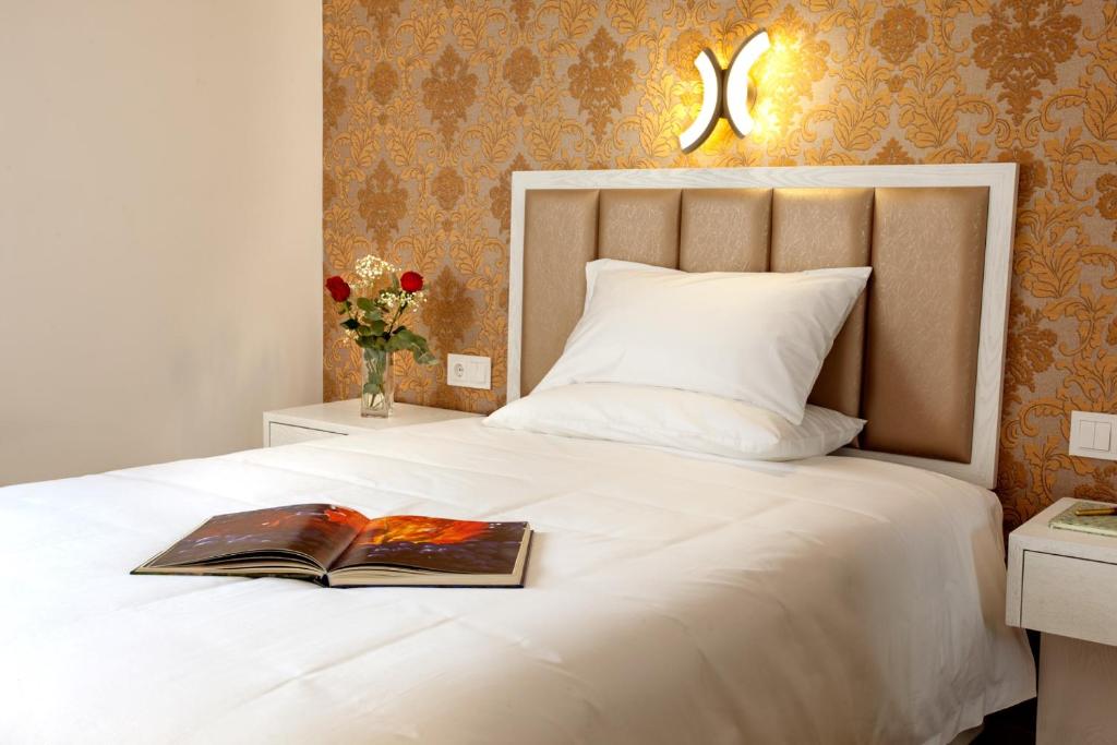 A bed or beds in a room at Hotel Insula Barataria