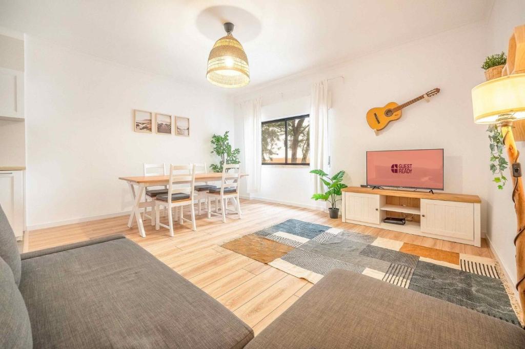 Khu vực ghế ngồi tại GuestReady - Urban adventure in Costa da Caparica