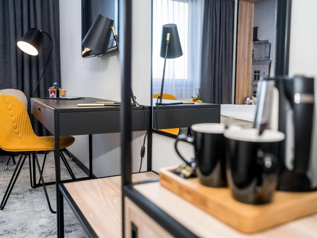 Televízia a/alebo spoločenská miestnosť v ubytovaní Mercure Jelenia Góra