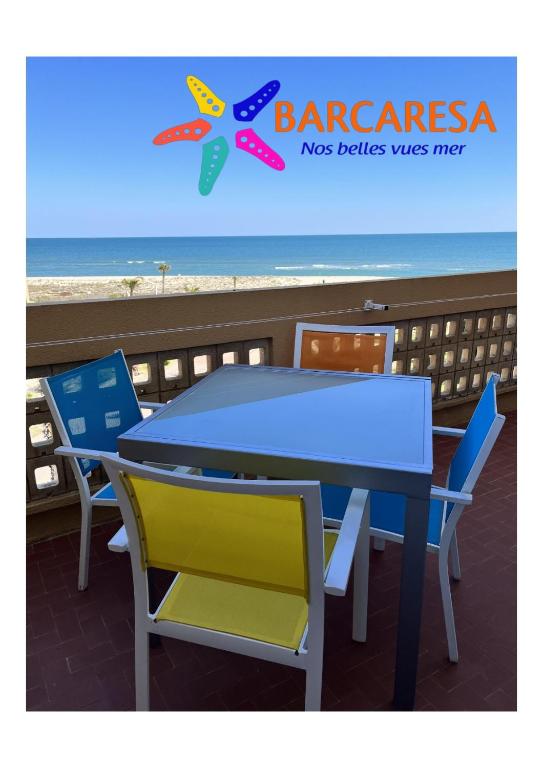 une table et des chaises avec la plage en arrière-plan dans l'établissement BARCARESA-Elégant appartement vue mer wifi parking, au Barcarès