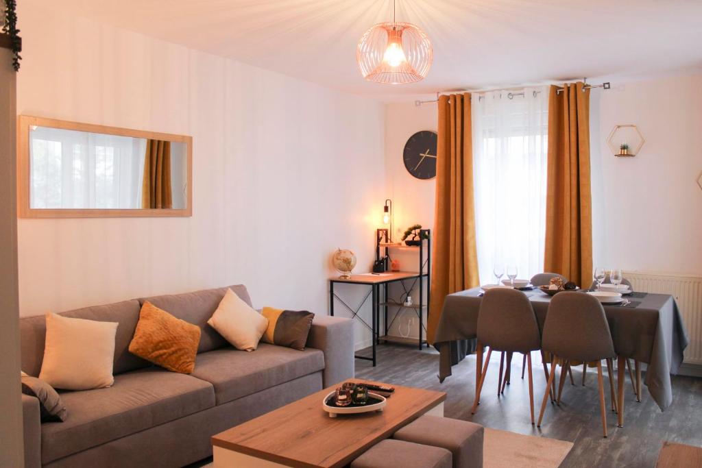 un salon avec un canapé et une table dans l'établissement Nice T3 with furnished balcony in Saint-Denis, à Saint-Denis