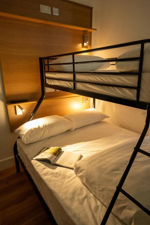 Postel nebo postele na pokoji v ubytování Éalú Lodge