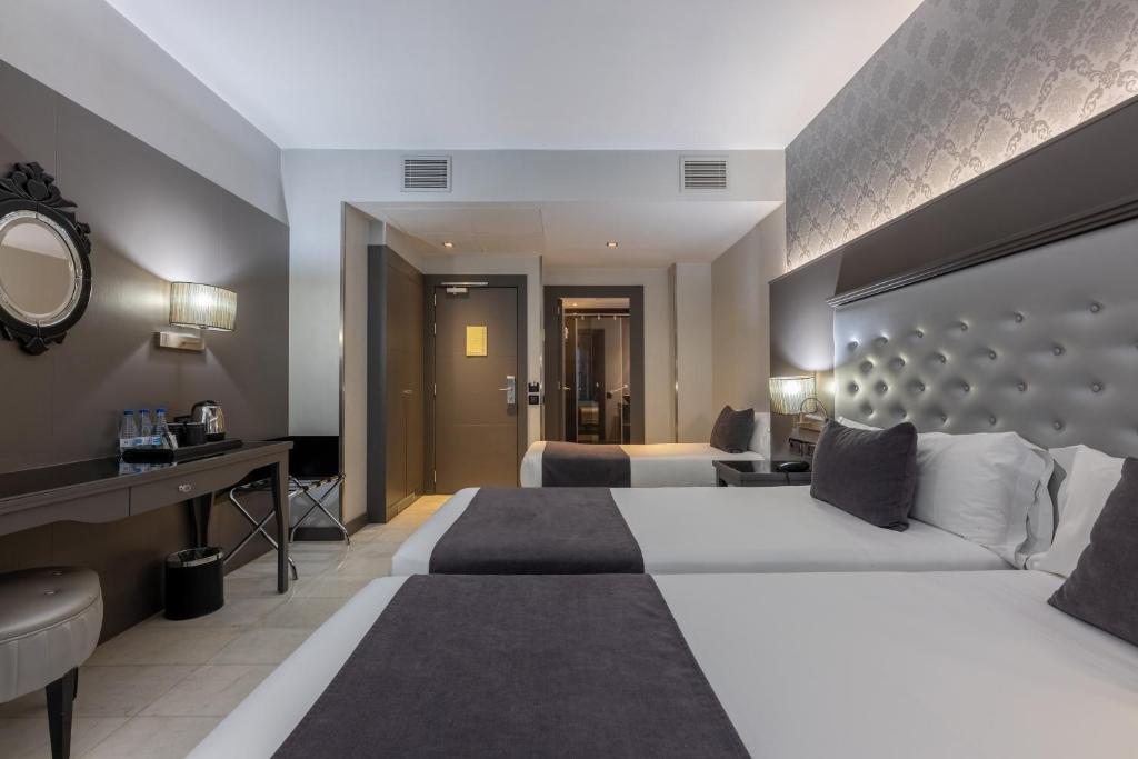 A bed or beds in a room at Hotel Ciutadella Barcelona
